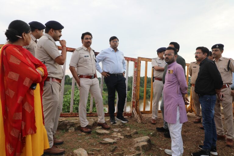 मोहर्रम पर्व कल, कलेक्टर-एसपी के नेतृत्व में शहर में निकला फ्लैग मार्च कानून एवं शांति व्यवस्था के दृष्टिगत सुरक्षा इंतजामों का लिया गया जायजा