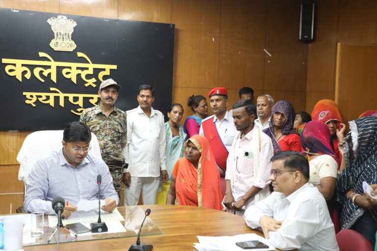 श्योपुर जनसुनवाई: आयुष्मान योजना से होगा उपचार, मार्ग व्यय व पेंशन सहित अनेक हितग्राही हुए लाभान्वित