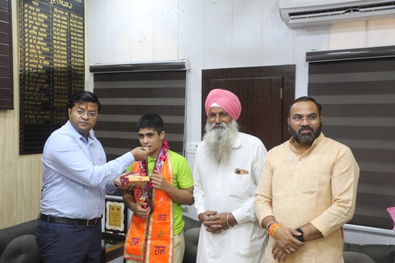 श्योपुर की बेटी ने विदेश में लहराया परचम, कलेक्टर ने दी शुभकामनाएं एशियन अंडर-15 कुश्ती चैम्पियनशिप में जीता कांस्य पदक