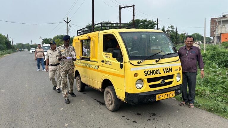 श्योपुर में स्कूल वाहन सहित दो मैजिक वाहन जब्त परिवहन विभाग की सख्ती, दस्तावेजों की जांच में मिली गड़बड़ी