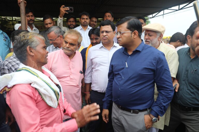 उगना के सहराना में रोगियों का फॉलोअप जारी, कलेक्टर ने पहुंचकर लिया व्यवस्थाओं का जायजा