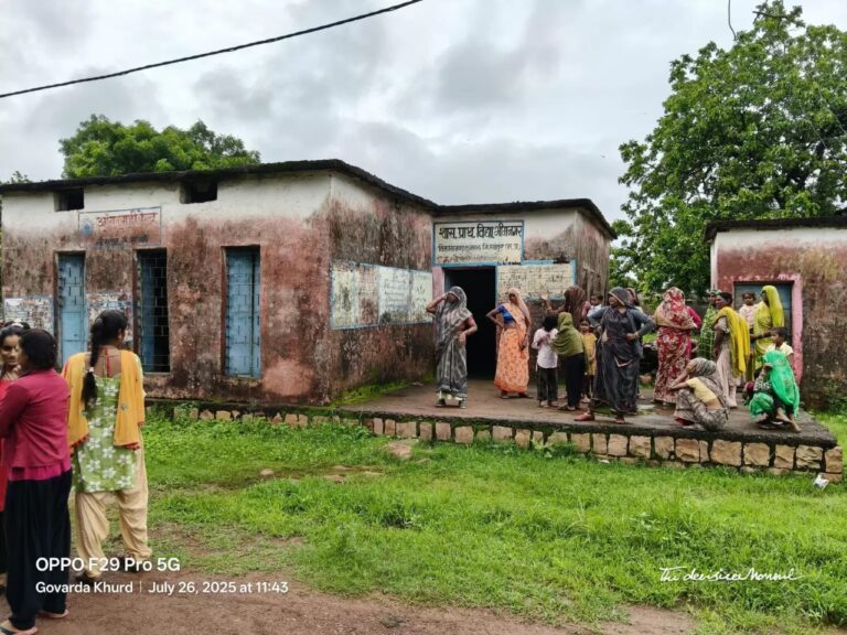 जर्जर स्कूल में पढ़ रहे मासूम, खतरे में भविष्य: भीमनगर स्कूल की हालत बद से बदतर, छत गिरने जैसी घटना को दावत