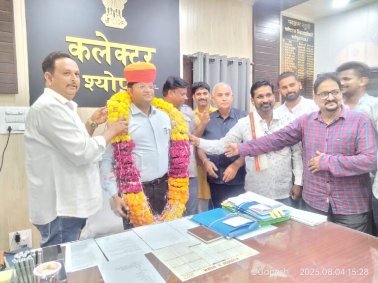 भीषण बारिश में जब शहर सोया था, तब छाता लिए सड़कों पर थे कलेक्टर – संवेदनशील कार्यों के लिए सम्मानित