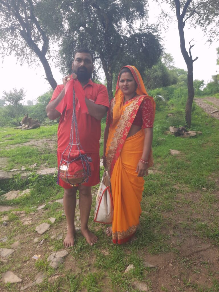 श्रावण मास में अनोखी आस्था का उदाहरण — श्योपुर निवासी दंपत्ति ने 108 शिवालयों पर किया जलाभिषेक