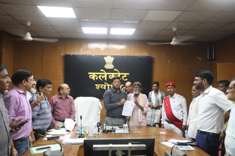 संबल व बीपीएल में नाम जोड़ने के निर्देश, 10 हजार की सहायता भी प्रदान  जनसुनवाई में बुजुर्ग को मौके पर मिली पेंशन, 5 बच्चों को मिलेगा संबल योजना का लाभ