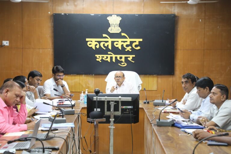 सीएम हेल्पलाइन में प्राप्त शिकायतों का सकारात्मक निराकरण करें – अपर कलेक्टर