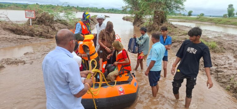गर्भवती महिला सहित 17 लोगों का सुरक्षित रेस्क्यू