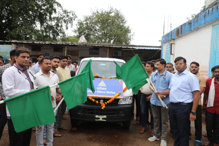 कलेक्टर ने हरी झंडी दिखाकर किया मोबाइल मेडिकल क्लिनिक सेवा का शुभारंभ