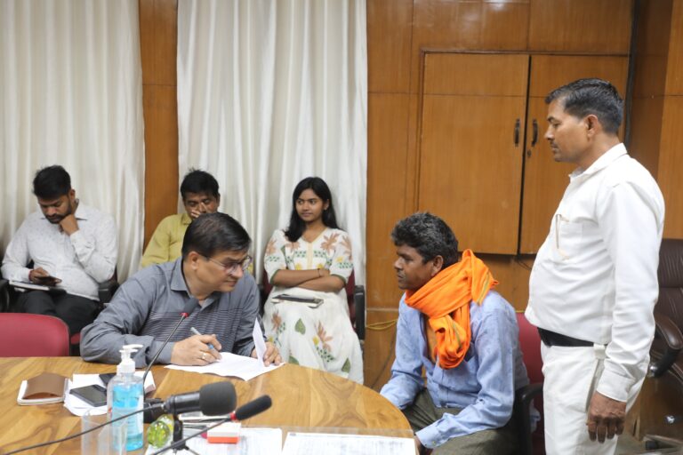 दिव्यांग बालक को पेंशन योजना का लाभ, तीन हितग्राहियों को मिलेगा आवास योजना का लाभ