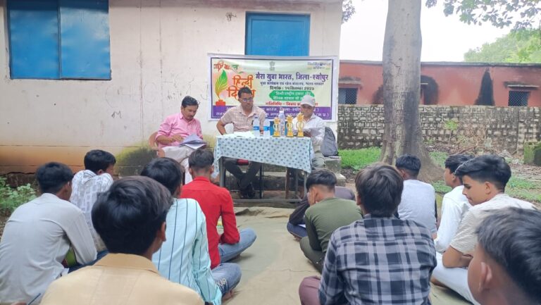 हिंदी दिवस पर निबंध प्रतियोगिता आयोजित, विजेताओं को मिला सम्मान