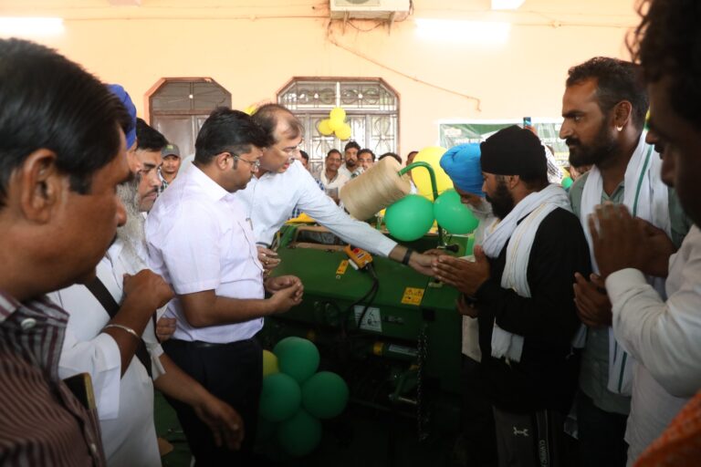 पराली की मुहिम तेज, कलेक्टर ने किसान को सौंपी बेलर की चाबी