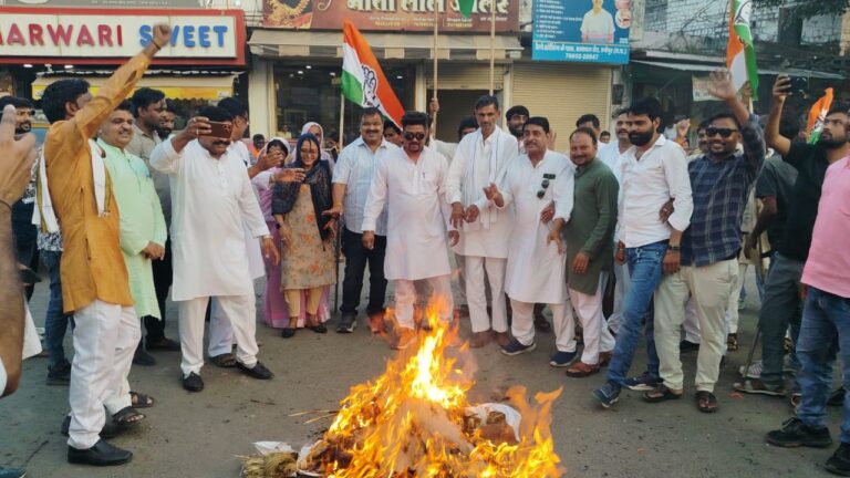 श्योपुर में कांग्रेसियों ने मंत्री विजयवर्गीय का पुतला दहन किया