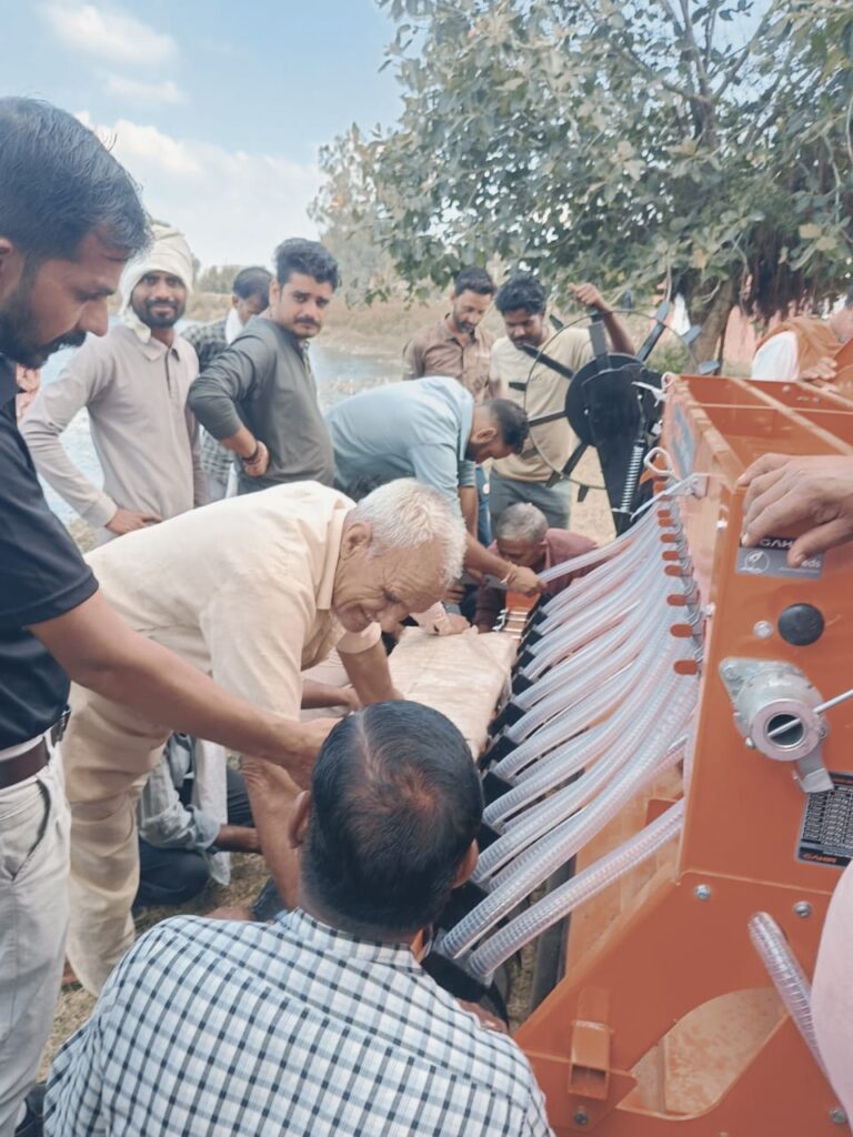 पराली जलाने से रोकने किसानों को समझाइश, सुपर सीडर का लाइव डेमो