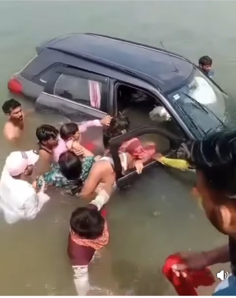 सिंध नदी में गिरी कार, स्थानीय लोगों ने दिखाई बहादुरी — परिवार को सुरक्षित निकाला 