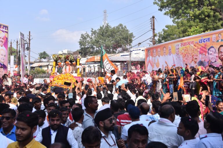 नमो के आगे उमड़ा जनसैलाब, हुआ ऐतिहासिक स्वागत एक सैकड़ा से अधिक स्थानों पर हुआ मुख्यमंत्री का स्वागत — फूल बरसे, स्मृति चिन्ह भेंट किए गए