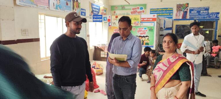 श्योपुर में अस्पताल परिसर में धूम्रपान करते 10 लोगों पर जुर्माना, तंबाकू सेवन से फेफड़ों की क्षमता घटती है