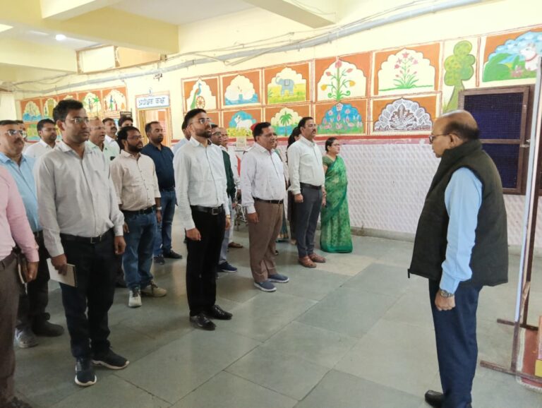 वंदे मातरम् के साथ हुई कार्य दिवस की शुरुआत