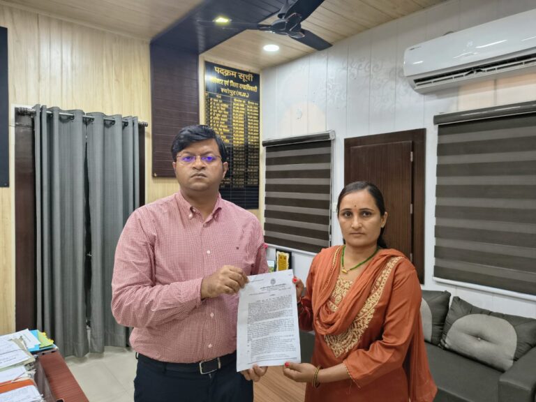 कलेक्टर ने सौंपे अनुकंपा नियुक्ति के आदेश, दो परिवारों को मिली राहत