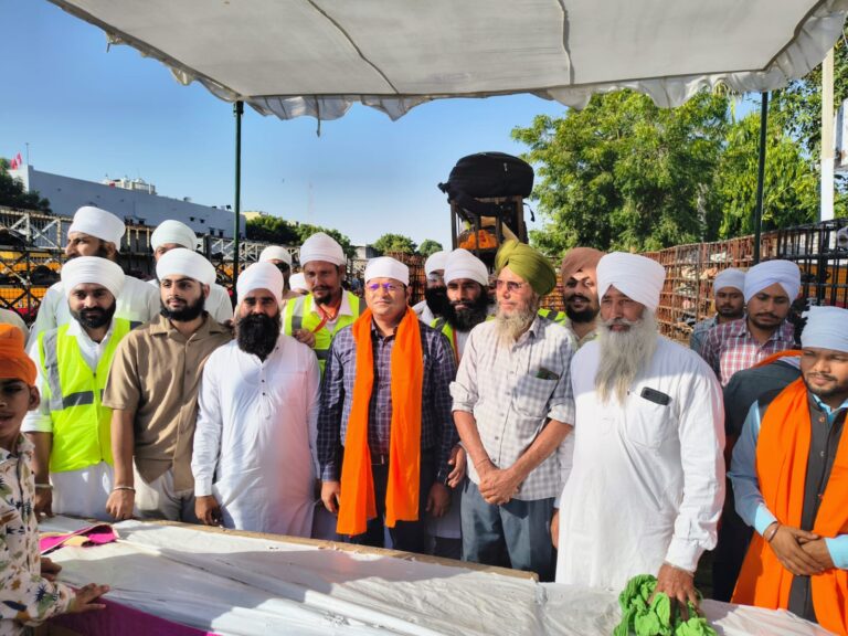 गुरू नानक जयंती पर गुरूद्वारा पहुंचे कलेक्टर, मत्था टेका और लिया आशीर्वाद
