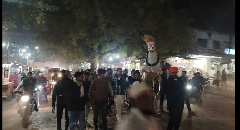 IAS संतोष वर्मा के खिलाफ श्योपुर में गुस्सा: फर्जी दस्तावेज़, गिरफ्तारी और विवादित बयान के बाद पुतला दहन