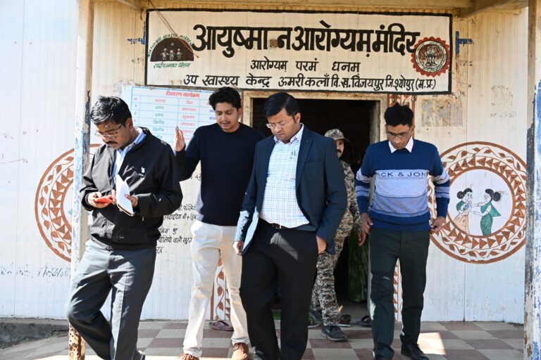 कदवई, मगरदेह, उमरी कलां का भ्रमण, स्कूल, आंगनबाड़ी, स्वास्थ्य केन्द्रों का निरीक्षण डीपीओ, सीडीपीओ और सुपरवाइजर को नोटिस