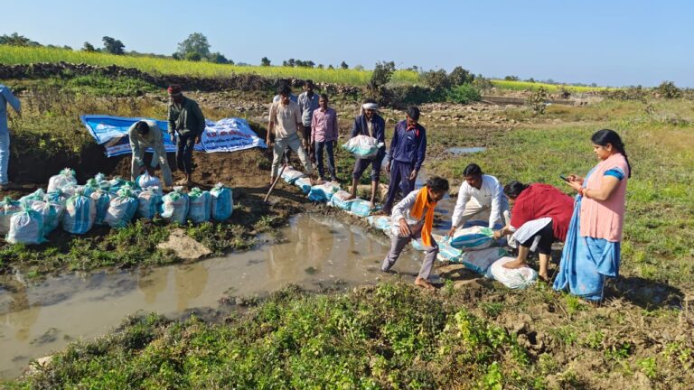 बमौरी में शांतिधाम के पास नदी पर बोरी बंधान