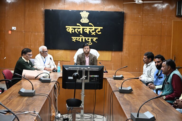 आदर्श आचरण संहिता का पालन करें अभ्यर्थी – कलेक्टर मतदान शांतिपूर्वक एवं सुचारू रूप से संपन्न कराने में सहयोग करें – प्रेक्षक