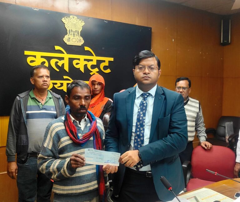 जनसुनवाई में त्वरित राहत: कमली बाई को मौके पर पेंशन स्वीकृति, संबल व रेडक्रॉस से आर्थिक सहायता