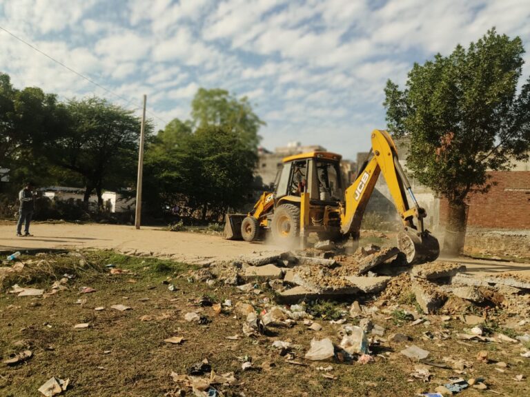 अवैध कॉलोनियों पर सख्त कार्रवाई जारी 5 स्थानों पर चली जेसीबी, 23 कॉलोनियों की जांच के निर्देश