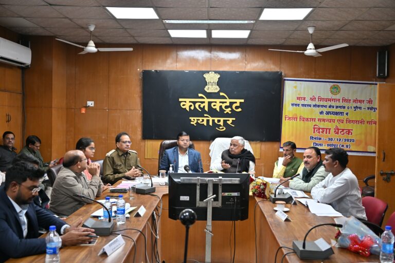 जिले के विकास के लिए समन्वय से कार्य करें – सांसद तोमर जून 2026 तक रेलवे प्रोजेक्ट पूरा होने की उम्मीद