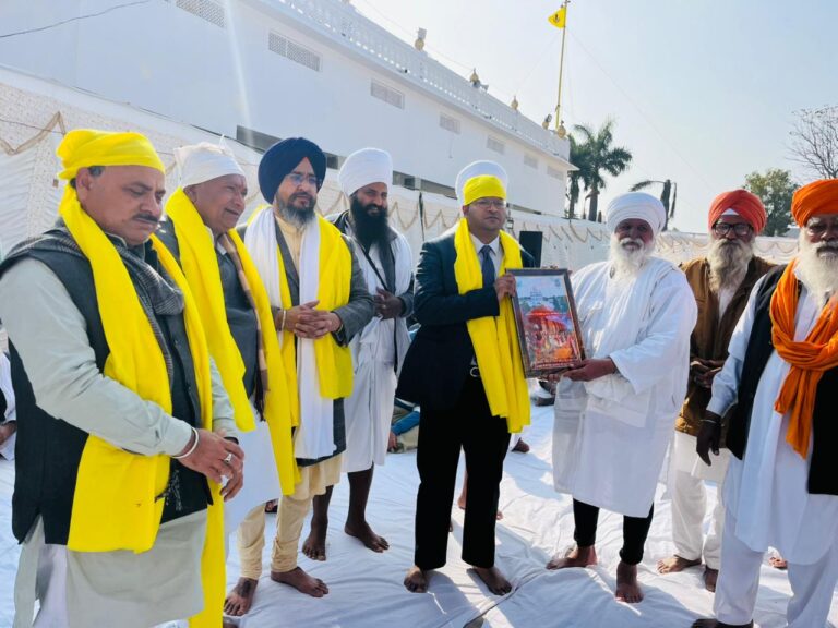 गुरु गोविंद सिंह जी के प्रकाश पर्व पर कलेक्टर पहुंचे गुरुद्वारा