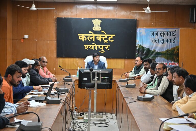 पाइपलाइन कार्य से उखड़ी सड़कों का तुरंत रिस्टोरेशन करें डीएम के सख्त निर्देश, वार्डों में जाकर मौके पर सुलझें समस्याएं