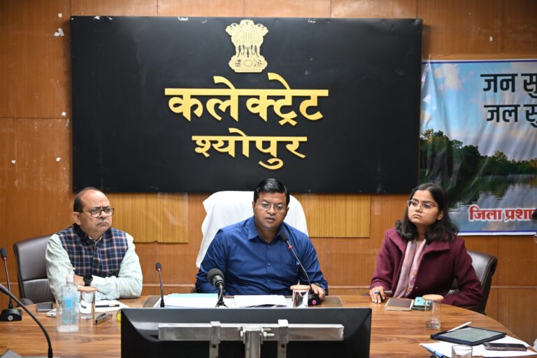 पात्रतानुसार 106 योजनाओं में दिलाएं लाभ, लंबित आवेदनों का करें त्वरित निराकरण – डीएम  संकल्प से समाधान अभियान की समीक्षा