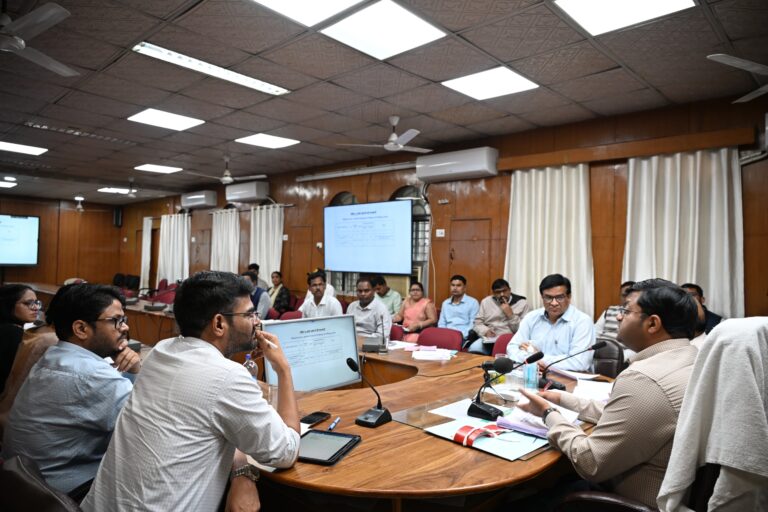 राजस्व अफसर अलर्ट मोड में: नियमित कोर्ट लगाएं, लंबित प्रकरण तुरंत निपटाएं – डीएम