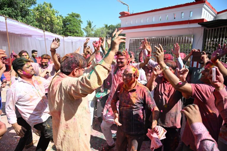 श्योपुर में उल्लास और भाईचारे के साथ मना होली का पर्व, कलेक्टर निवास पर भी सजी रंगों की महफिल