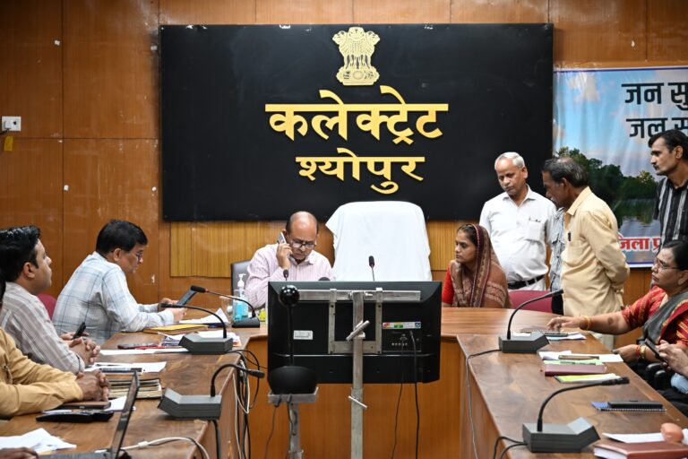 जनसुनवाई में ताबड़तोड़ फैसले: 2 हितग्राहियों को 2-2 लाख की संबल सहायता, 90 मामलों का मौके पर निपटारा