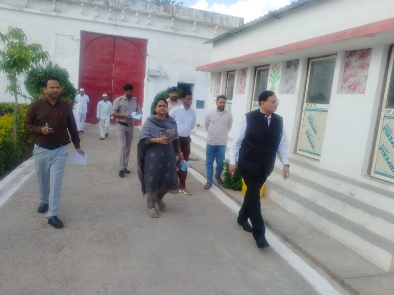 जिला जेल में प्रधान जिला न्यायाधीश की सख्त नजर, बंदियों को बताए अधिकार और अपील के रास्ते