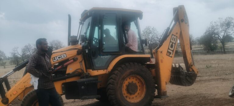 अवैध खनन पर प्रशासन का एक्शन: मुरम खोद रही जेसीबी जब्त, थाने में खड़ी कराई