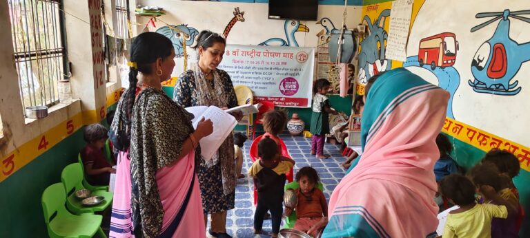 आंगनबाड़ी केंद्रों में लापरवाही पर गिरी गाज: 3 कार्यकर्ता, 5 सहायिकाओं को नोटिस, समूह भी निशाने पर