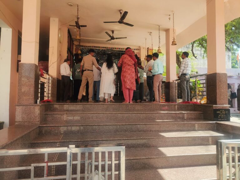 मंदिरों में पूजा-अर्चना के बाद एक्शन मोड में कलेक्टर शीला दाहिमा, दफ्तर पहुंचकर संभाली कमान