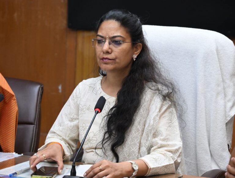 सड़क हादसों पर कलेक्टर का अलर्ट: ट्रैक्टर-ट्रॉली में सवारी बंद करें, नियम तोड़े तो जान का जोखिम