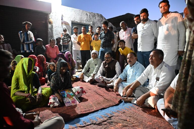 अलवर हादसे के पीड़ितों से मिले प्रभारी मंत्री राकेश शुक्ला, घर पहुंचकर जताया शोक परिजनों को हरसंभव मदद का भरोसा, शासन की योजनाओं का लाभ देने के निर्देश