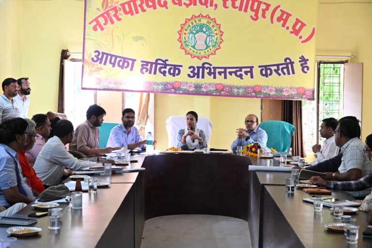 बड़ौदा में एक्शन मोड में कलेक्टर, बाढ़ राहत से लेकर अस्पताल तक की हकीकत जांची