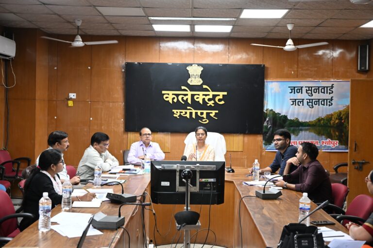 राजस्व अफसरों पर डीएम सख्त, कहा- “100% निराकरण करो, वरना होगी कार्रवाई”