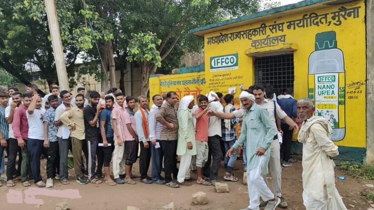 प्रशासन के आंकड़ों में खाद भरपूर, फिर किसानों को लाइन में क्यों लगना पड़ रहा? ब्लैक की बात करो तो खाद तुरंत उपलब्ध!