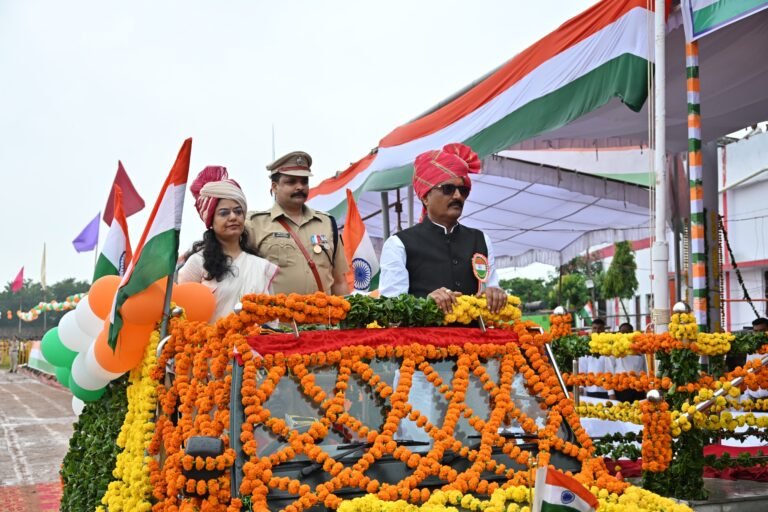 स्वतंत्रता दिवस पर श्योपुर में गूंजा राष्ट्रगान, प्रभारी मंत्री राकेश शुक्ला ने फहराया तिरंगा; परेड, सम्मान और सांस्कृतिक प्रस्तुतियों ने बांधा समां