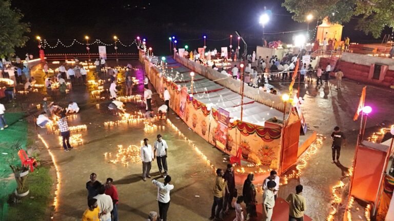 21 हजार दीपों की रोशनी से जगमगाया पंडित घाट, भव्य गंगा आरती के साथ संपन्न हुआ आशीर्वाद का दीया कार्यक्रम