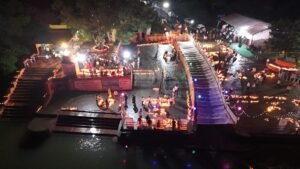दीपों से श्योपुर की पहचान चीते की आकृति भी प्रदर्शित की गई और भव्य गंगा आरती आयोजित हुई।