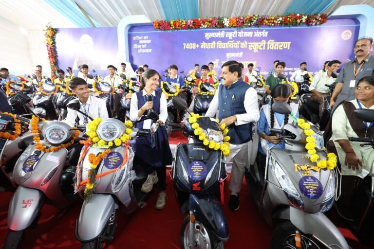 श्योपुर में मेधावी विद्यार्थियों को स्कूटी की सौगात, सांदीपनि विद्यालय में निःशुल्क ID कार्ड वितरण