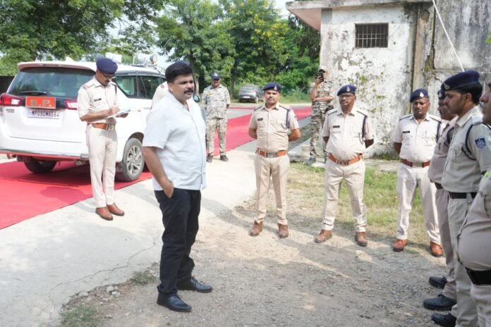 एसपी मोती उर रहमान का मानपुर थाना निरीक्षण एसपी मोती उर रहमान मानपुर थाने का निरीक्षण करते हुए